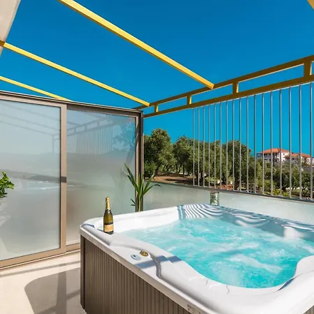 Aphrodite & - 140m From The Beach, By Zantewize Hotel apartamentowy